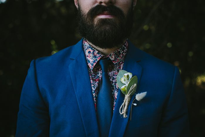 Diện sơ mi họa tiết cùng bộ suit sẽ đem lại vẻ hiện đại và cá tính cho các đáng mày râu