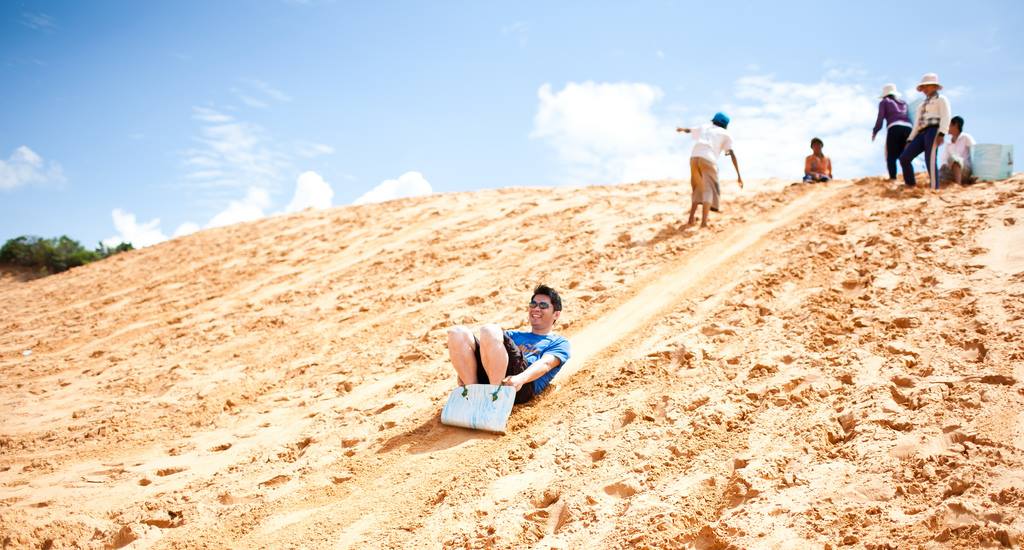 Cảm giác hồi hộp khi trượt cát tại đồi cát Mũi Né