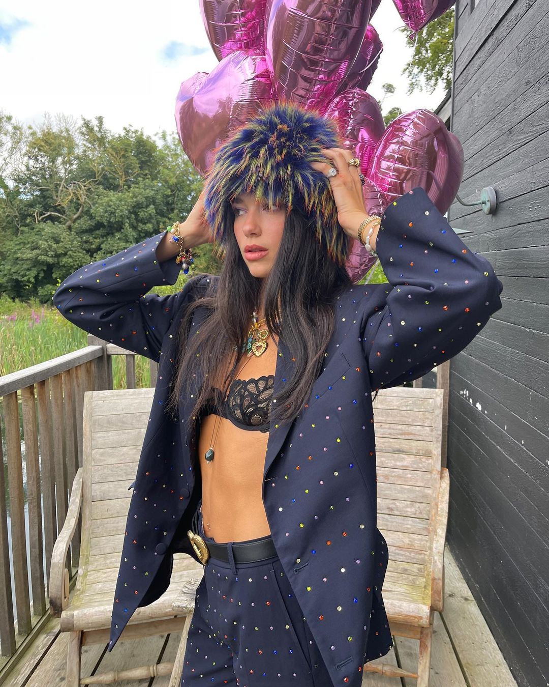 Ca sĩ Dua Lipa diện vest hở trong tiệc sinh nhật tuổi 26