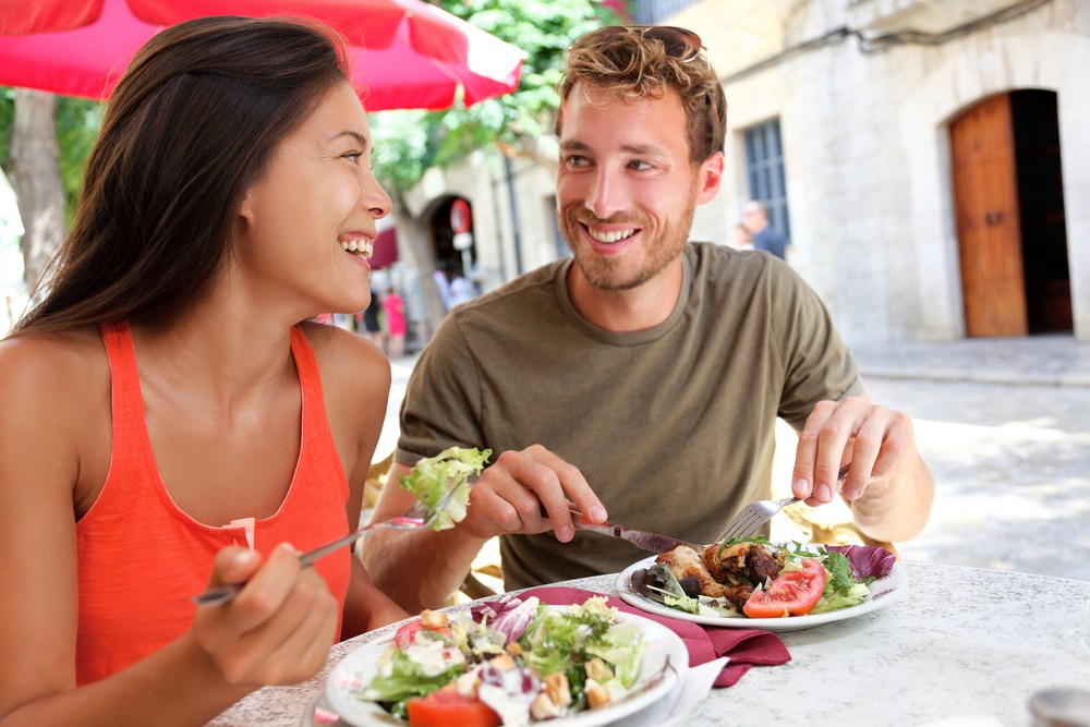 Bạn nên tìm các quán ăn ở xa khu vực tập trung đông khách du lịch