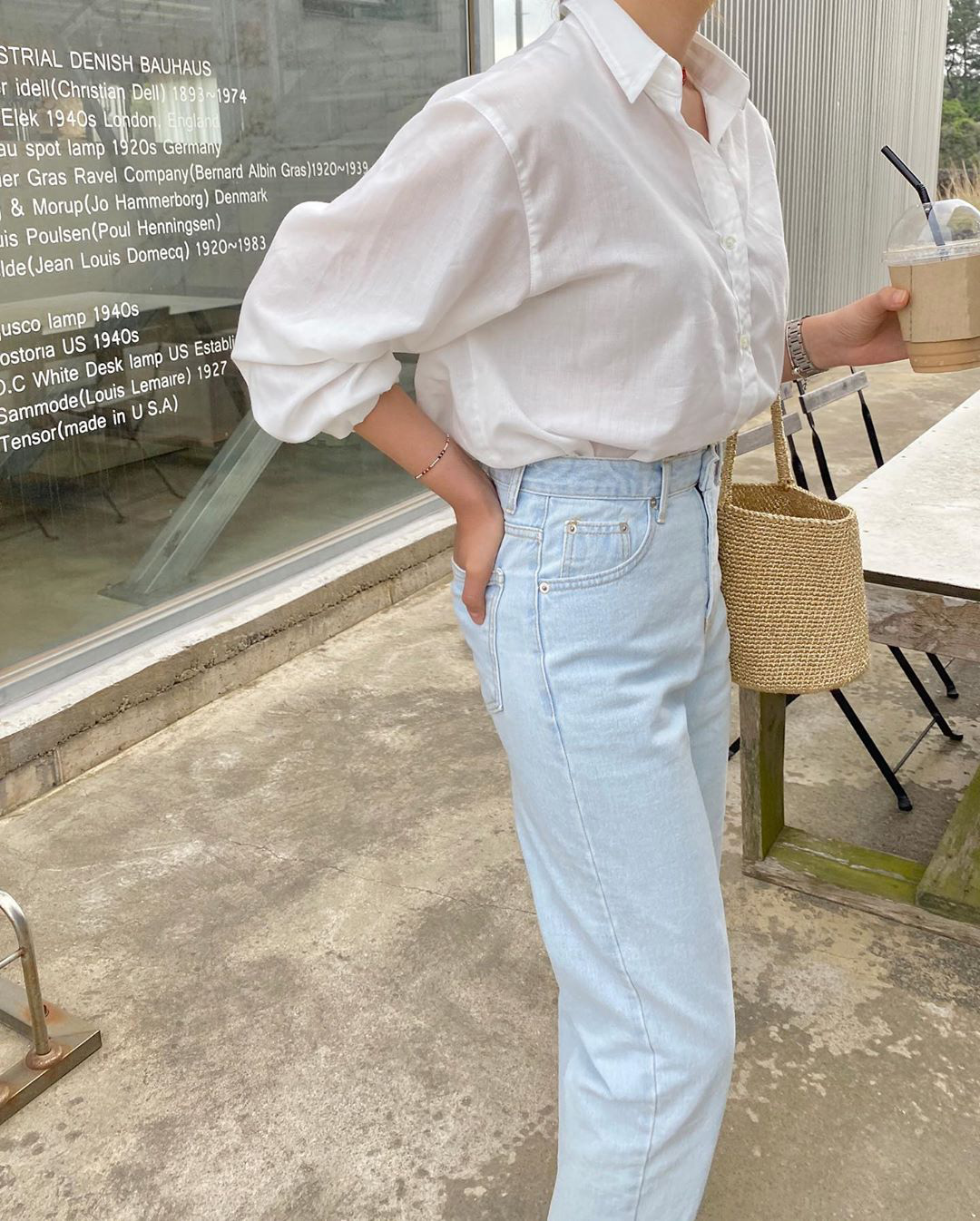 Phối áo sơ mi nữ công sở với quần jeans