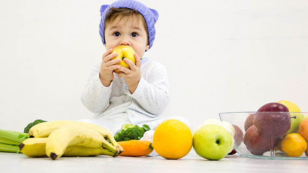Chế độ ăn của trẻ 6-9 tháng tuổi có nhiều thay đổi, mẹ cần bổ sung trái cây vào thực đơn cho bé