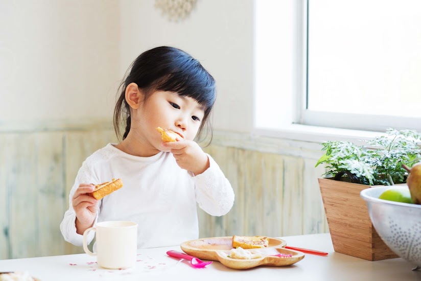 3 tuổi mẹ nên dạy con tự lập trong ăn uống